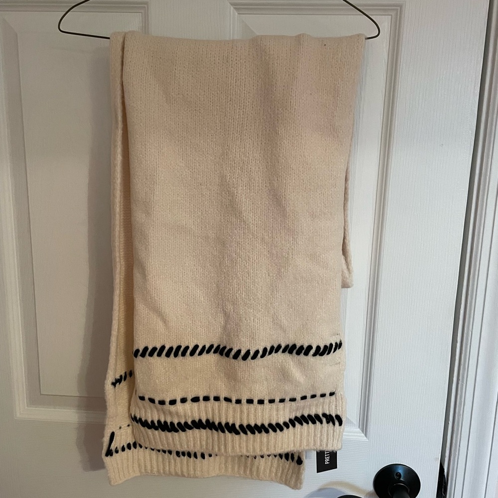 PrettyLittleThing Cream and Black Knit Blanket
